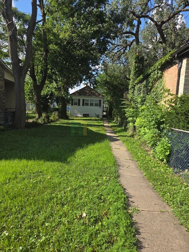 Building Photo - Beautifully Renovated 3 Bedroom / 1 Bathro...