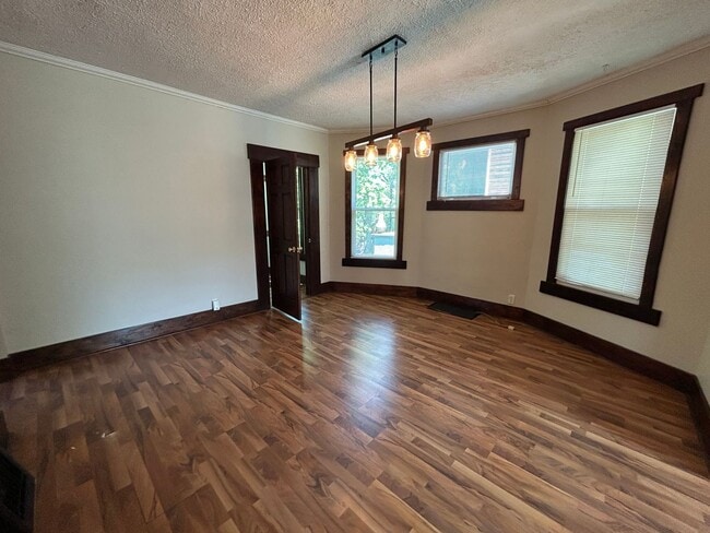 Building Photo - Must see in Person!  Huge Home Near Dundee...