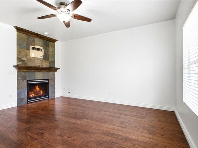 Building Photo - DRAPER  BEAUTIFUL 3 BED 2.5 BATH TOWNHOME