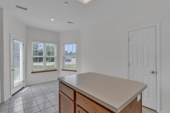 Building Photo - Huge 3 Bedroom, 2 Bath Town Home in SW Col...