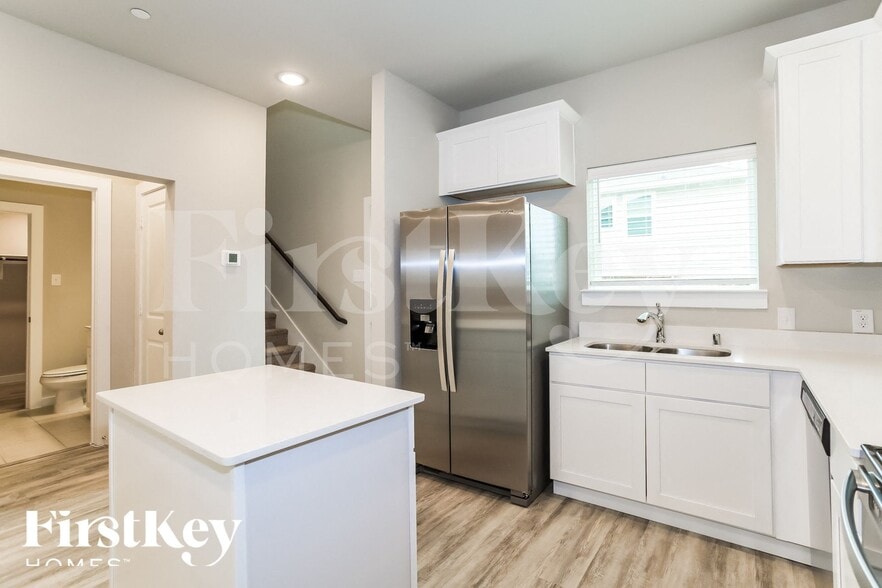 Building Photo - 327 Niki Dr