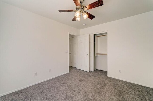Building Photo - READY TO VIEW NOW! Bright, Open Floorplan w/ Brand New Interior Paint & Carpet!