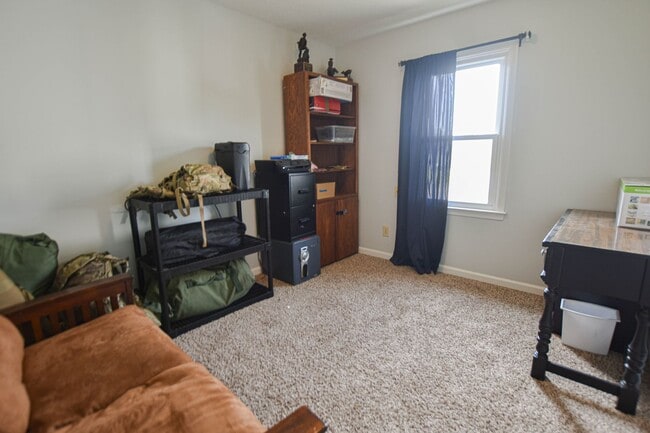 Building Photo - Pet Friendly Five Bedroom!