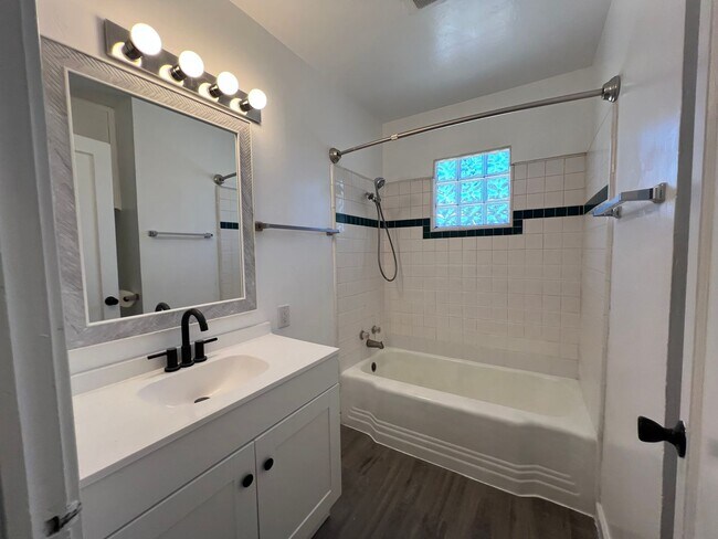 Building Photo - Fully remodeled 2 bedrooms and 1 bathroom, single-story home in Visalia, CA!