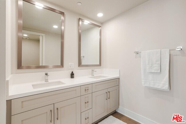 Building Photo - 6030 S Seabluff Dr