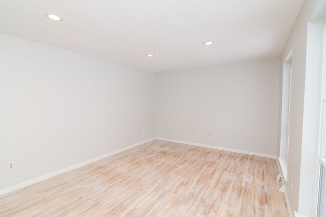 Building Photo - 2113 Melody Dr