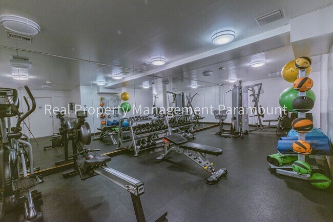 Building Photo - Beautiful One Bedroom Apartment in Los Ang...