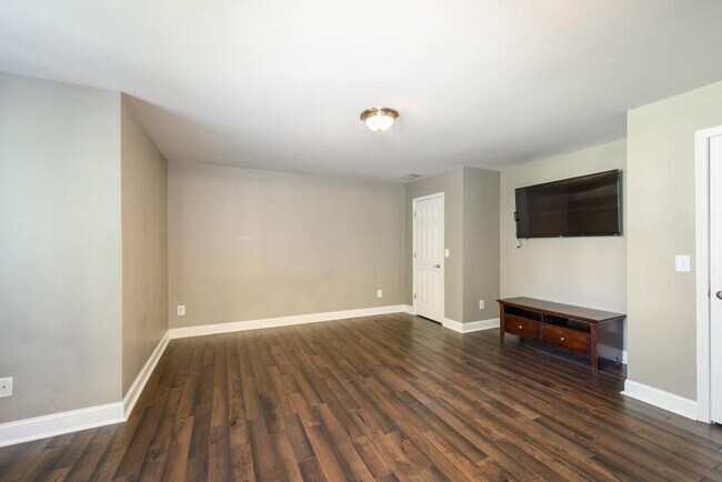 Building Photo - 4878 Long Island Dr NE