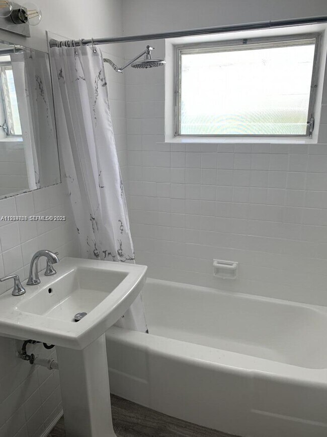 Building Photo - 707 Greenbriar Dr