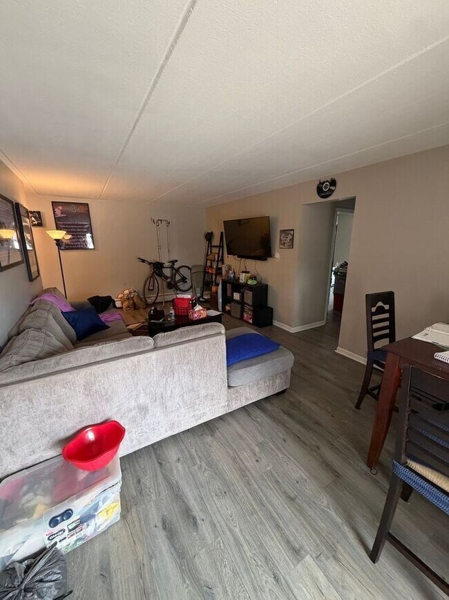 Building Photo - 170 E Lake St