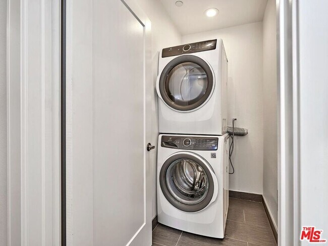 Building Photo - 4507 Lomita St