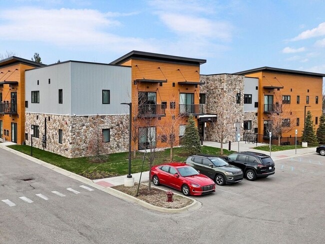 Building Photo - 1402 S Rochester Rd
