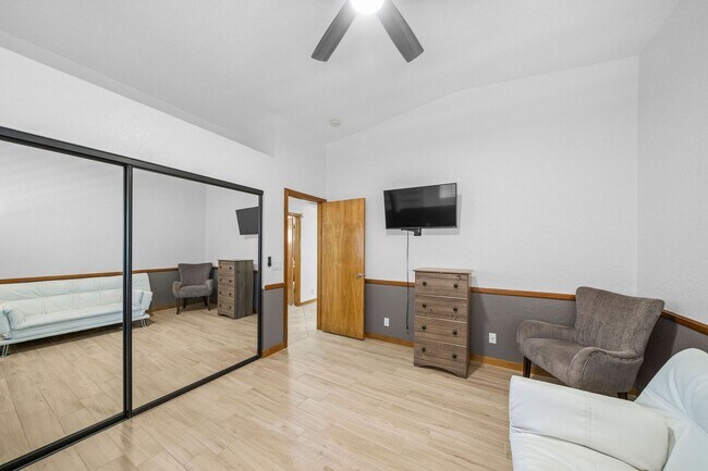 Building Photo - 4 Bedroom Pool Home on the Golf Course