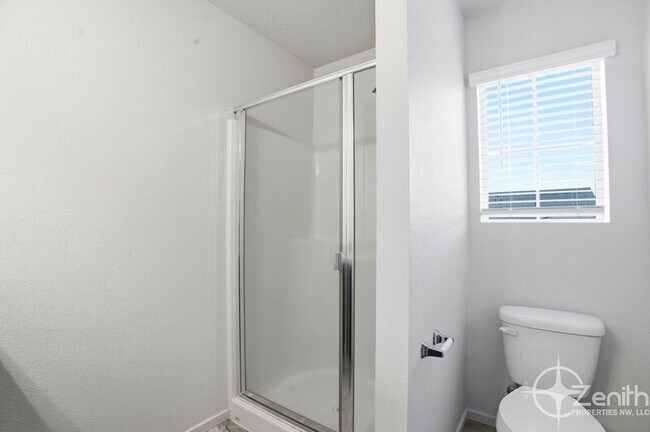 Building Photo - 11745 NE 22nd Way