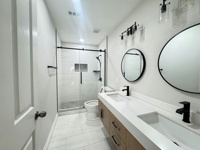 Building Photo - 4 Pastora