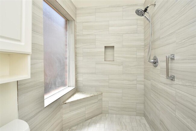 Building Photo - 2035 Shorewood Ln