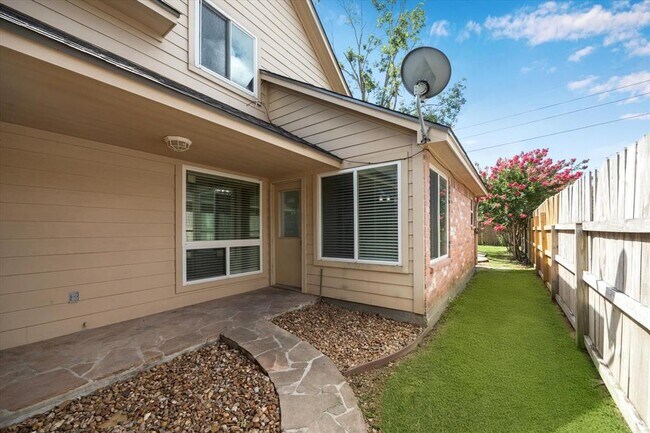 Building Photo - 22831 Rangeview Dr