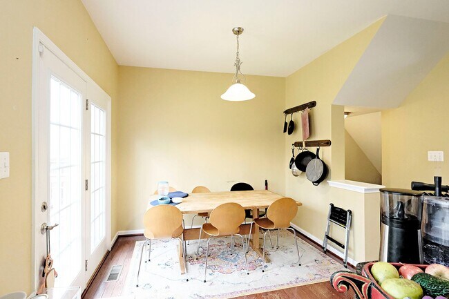 Building Photo - Pet-Friendly Townhome Convenient to UVA & Downtown