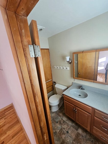 Building Photo - 821 W Spruce St