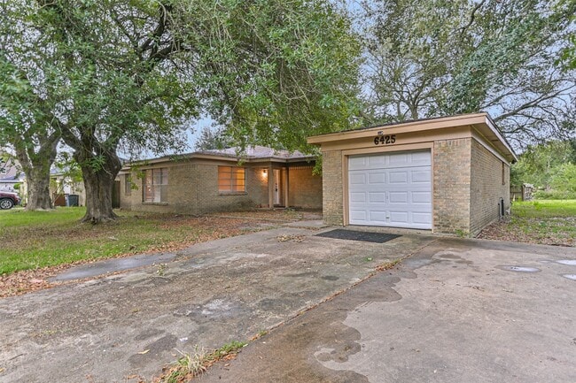 Building Photo - 6425 N Ridgecrest Dr