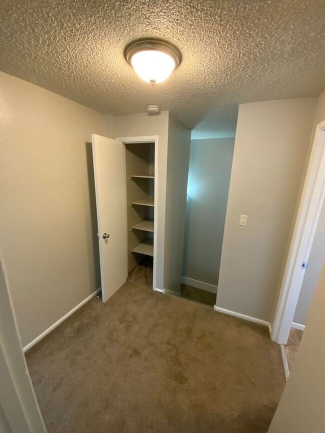 Building Photo - Sumner Townhome Duplex w/ 1 car carpot & N...