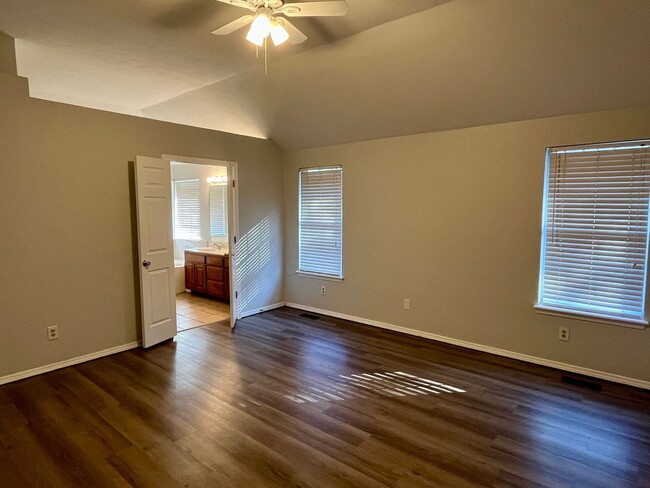 Building Photo - Beautiful Home in Edmond Community