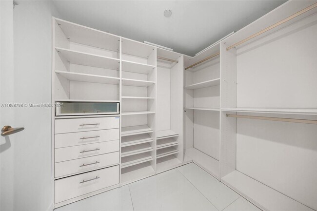 Building Photo - 200 Biscayne Blvd Way