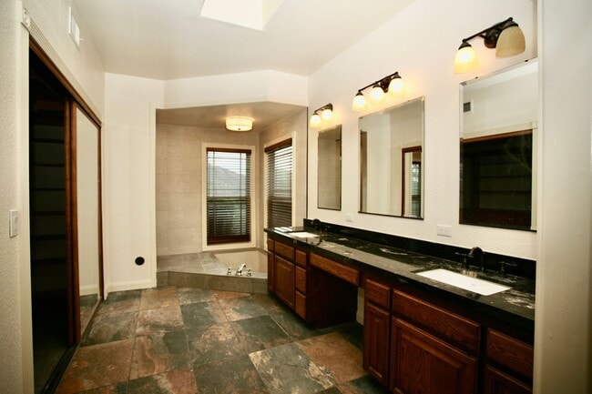 Building Photo - 4br 3-1/2ba Victorian in hills of Blossom Valley