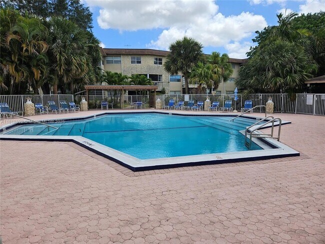 Building Photo - 5031 W Oakland Park Blvd