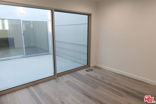 Building Photo - 21 1/2 Wavecrest Ave