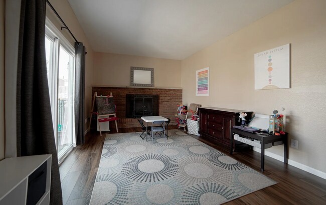 Building Photo - Single Family Home | 3 Bed 3 Bath /w walko...