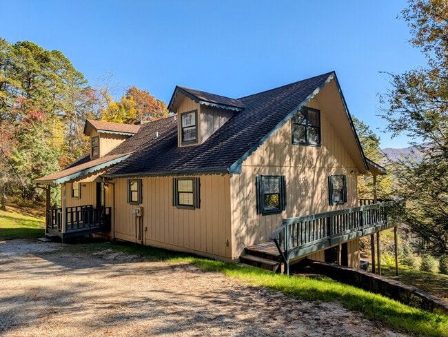 Building Photo - 729 Chalet Village Dr