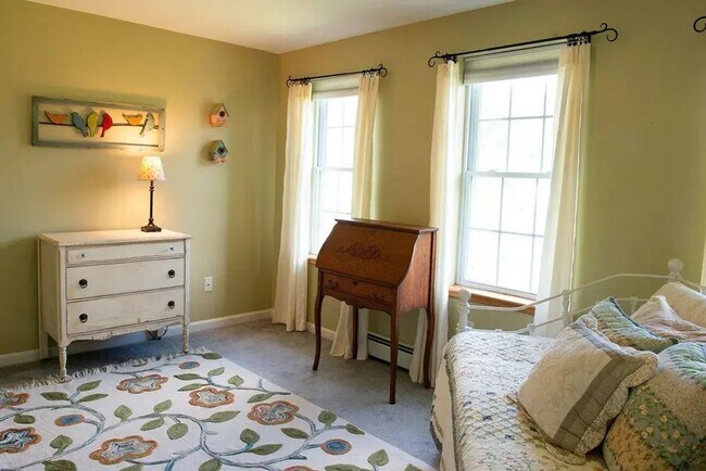 Building Photo - Beautiful Townhouse in White River Junction