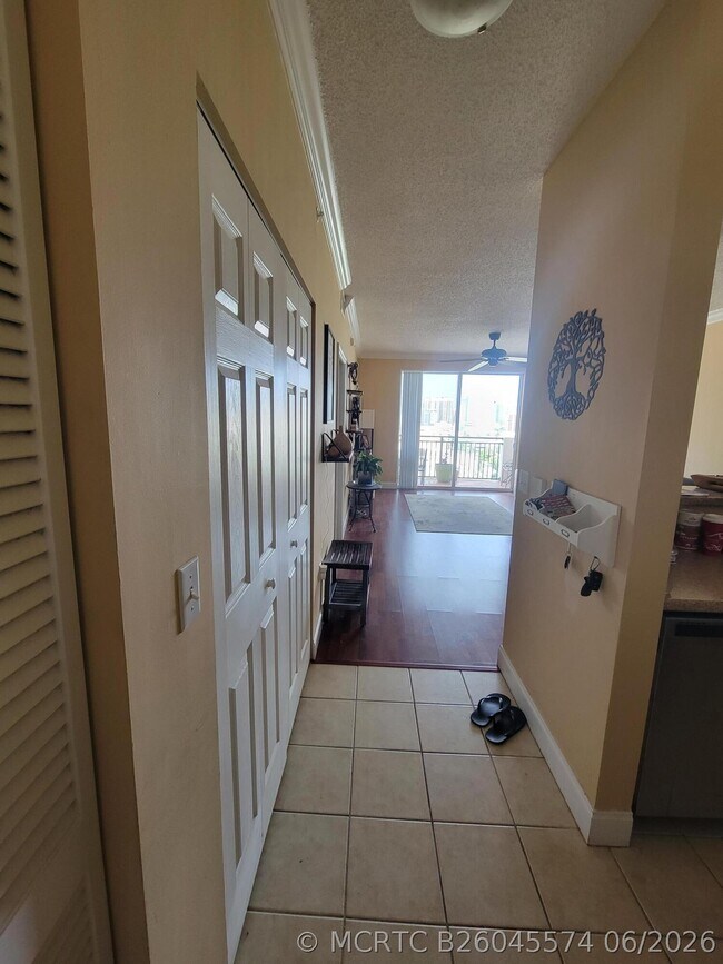 Building Photo - 616 Clearwater Park Rd