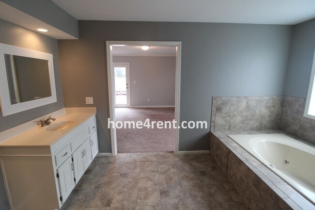 Building Photo - Gorgeous Lake Home w/ Beautiful Walking Tr...