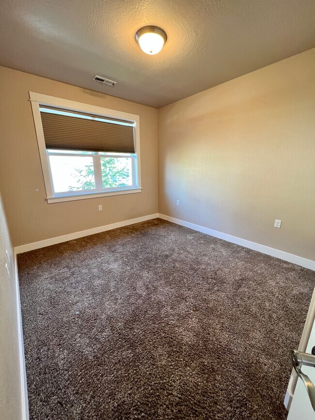 Building Photo - 449 Eagle Rock Dr