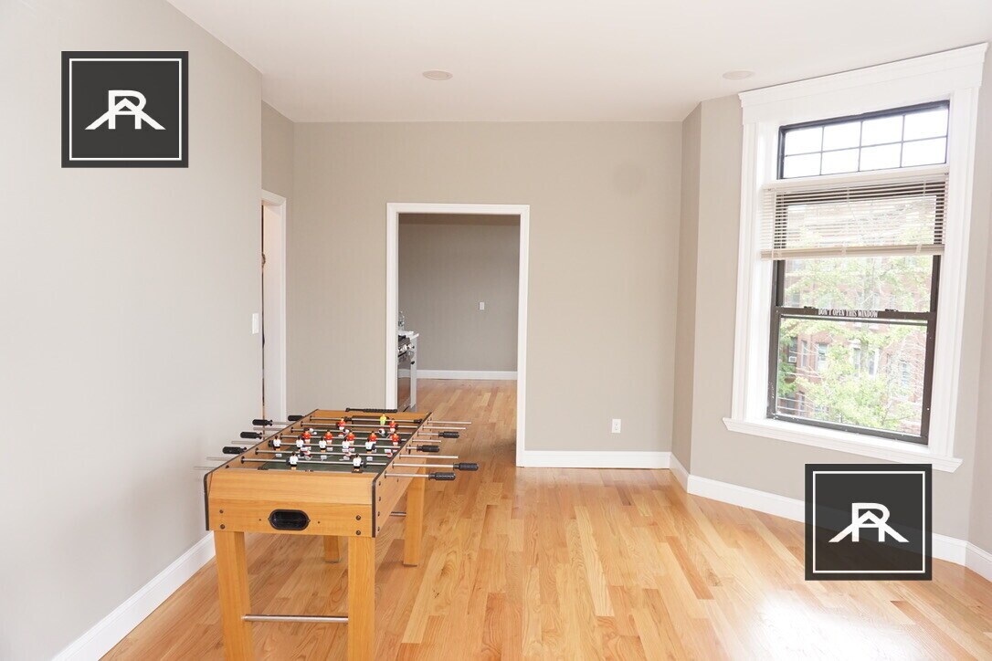 Building Photo - 1914 Beacon St