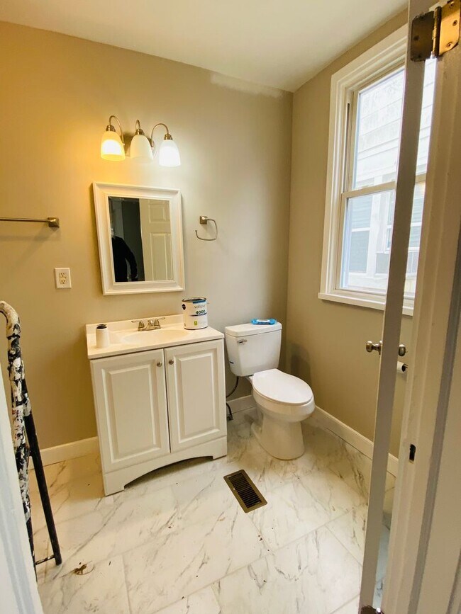 Building Photo - Very Spacious 5bdrm/2bth Bungalow Located in South Richmond w/Privacy Fenced Back Yard!!