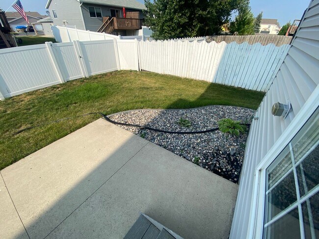 Building Photo - A RELAXING RETREAT - 3 bd/2.5 bath Twin Home for Rent