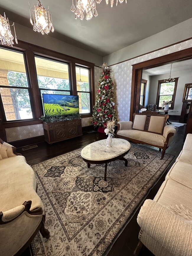 Building Photo - 406 W 1st St