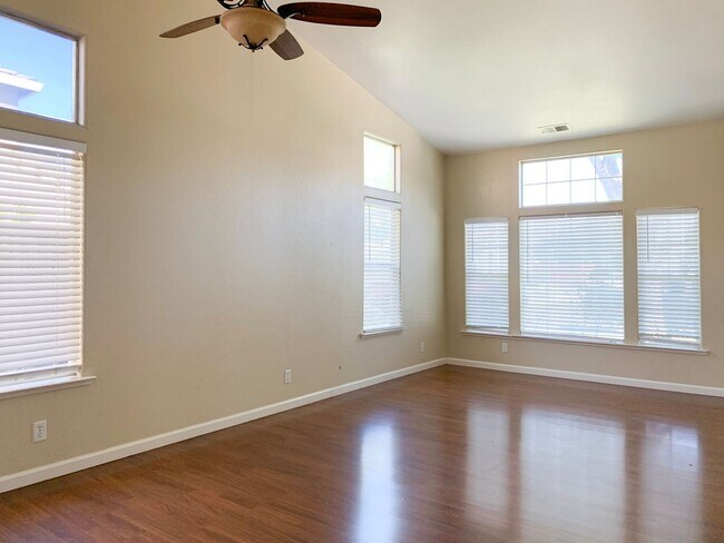 Building Photo - RENT REDUCED on 4 Bedroom with Huge Backyard!!!