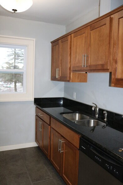 Lovely hardwood cabinets - 4232 Urbandale Ave