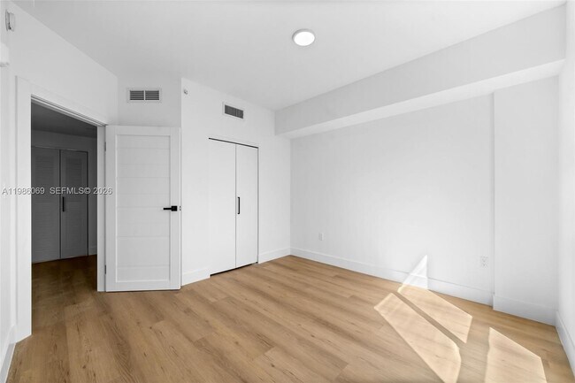 Building Photo - 2479 NE 192 St