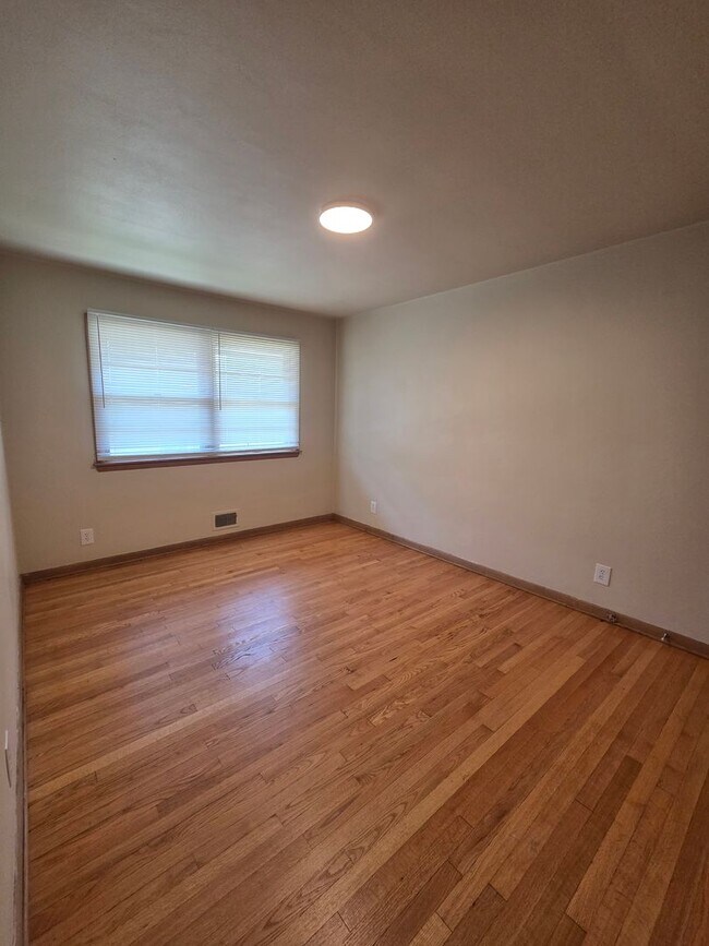 Building Photo - 4301 Eastridge Dr