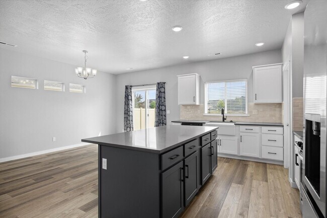 Building Photo - 3 bed, 3 bath with over 2000 sq ft!