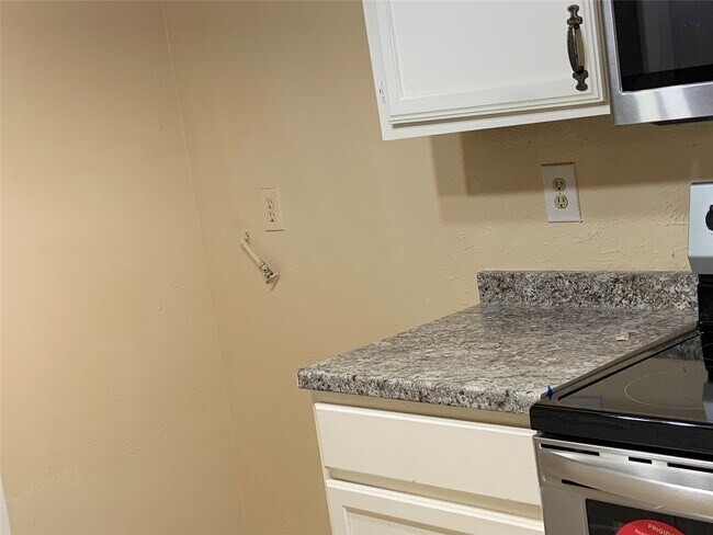 Building Photo - 5613 Hollow Pines Dr