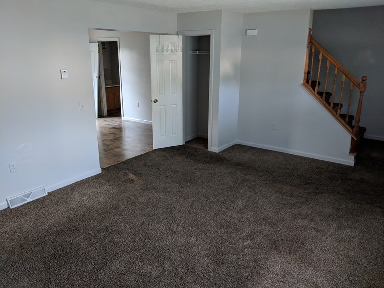 living room w/coat closet - 357 Braeside Ave
