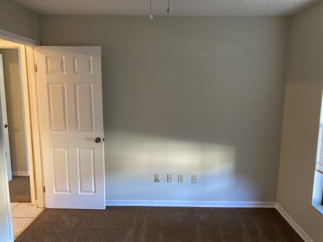 Building Photo - Charming 3 bedroom, 2 bathroom house with ...