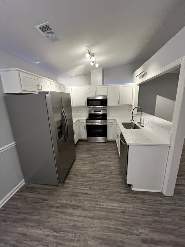 Building Photo - 7801 Cross Tie Dr