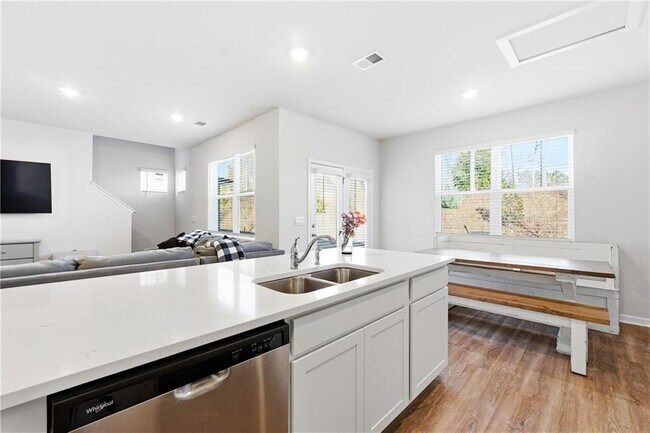 Building Photo - 265 Lauritsen Way